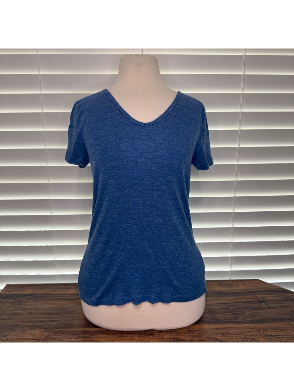 GAP Women's Blue V-Neck Short Sleeve Shirt Size Large